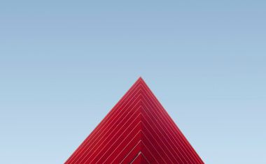 Moderne rote Architektur vor blauem Himmel