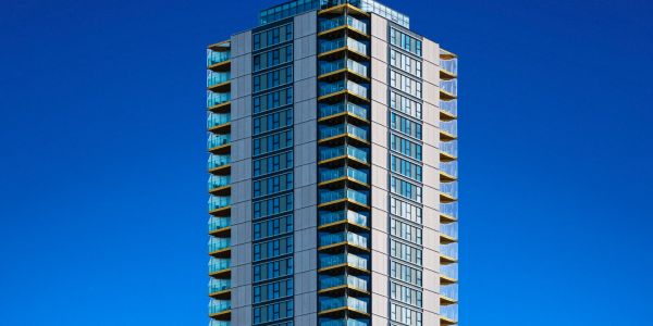 Wolkenkratzer vor tiefblauem Himmel