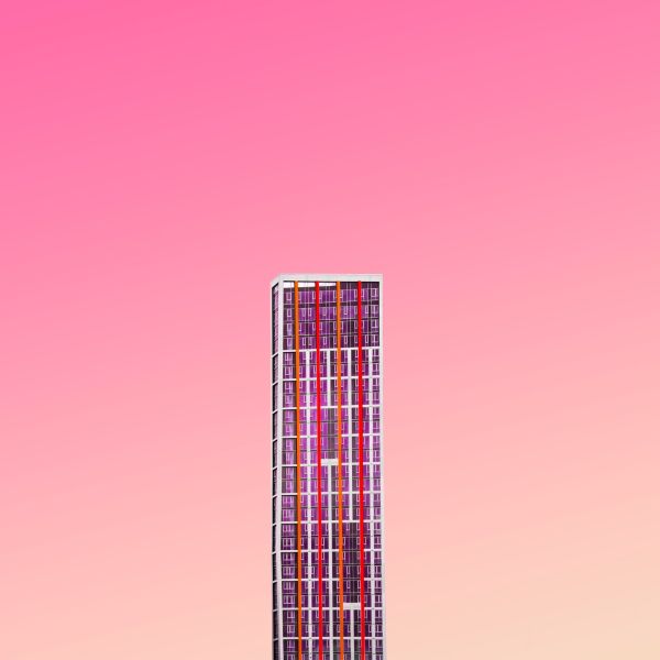 Moderne Architektur vor pinkem Himmel