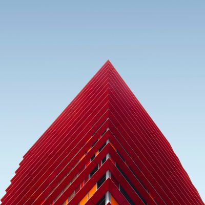 Modernes Haus vor blauem Himmel